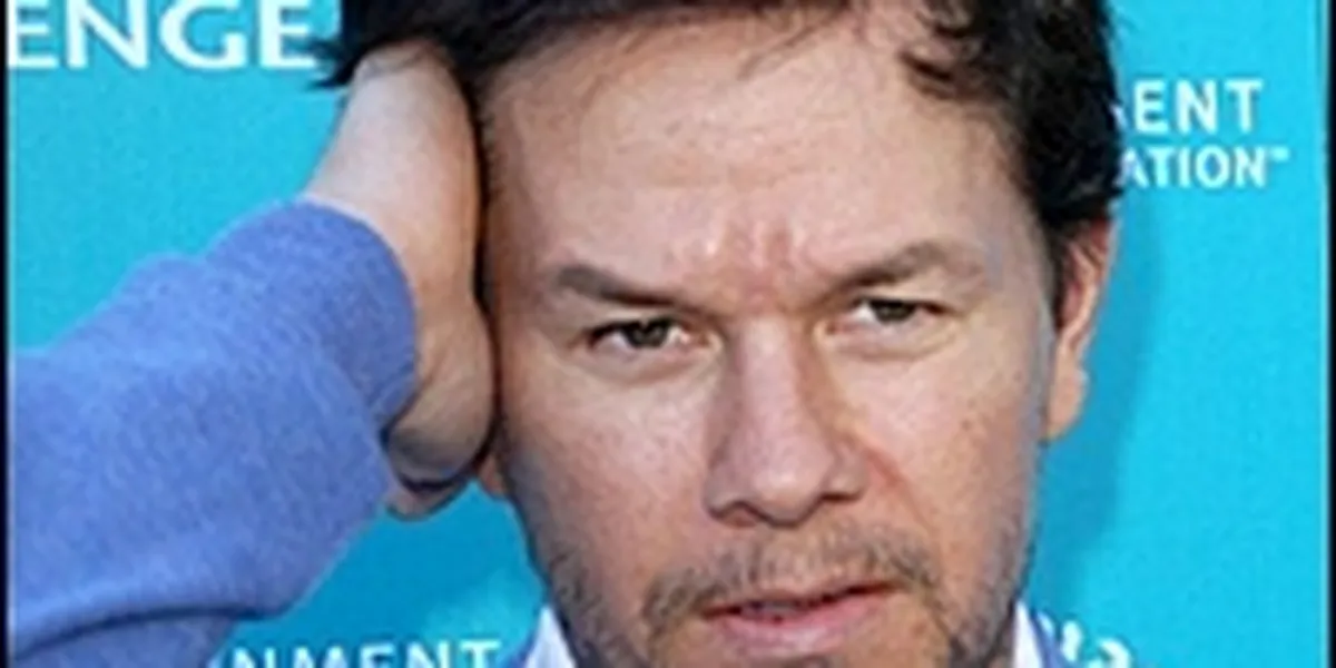 Mark Wahlberg Masuk Rumah Sakit Gara-Gara Asap - KapanLagi.com