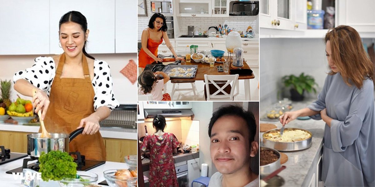 10 Photos of Beautiful Indonesian Actresses Cooking in the Kitchen, Simple with Wearing a House Dress - Dressing Sexy for Husband
