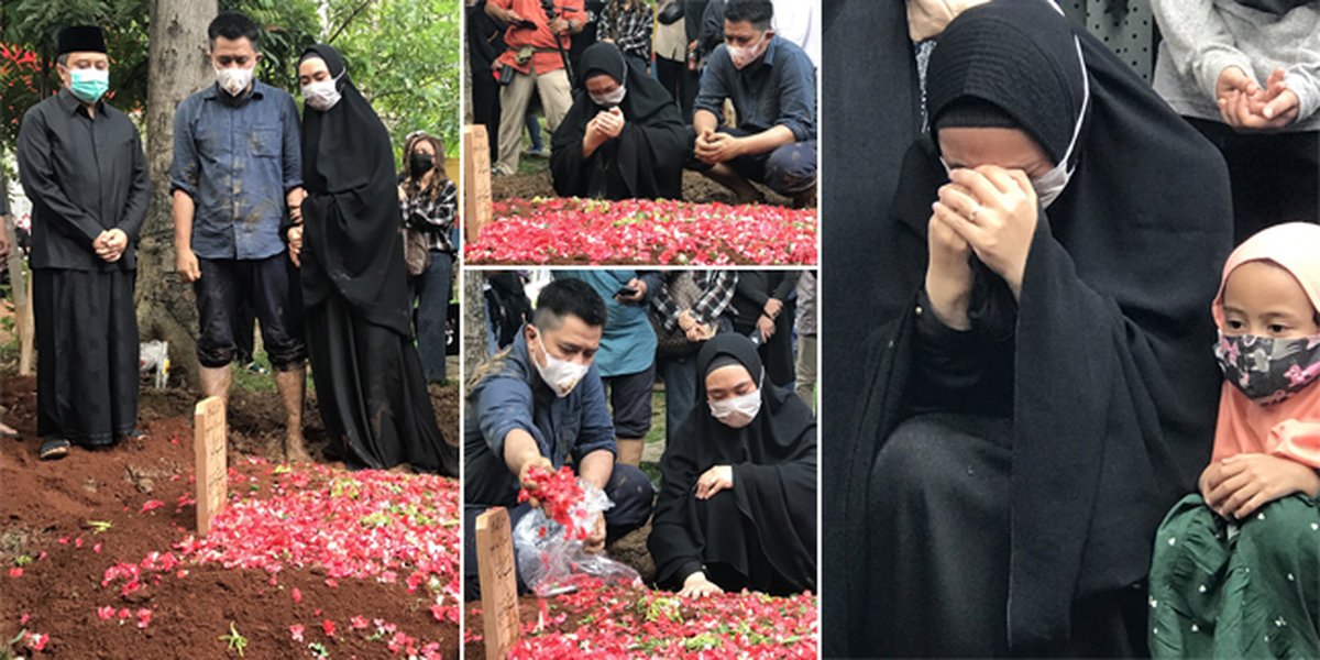 10 Photos of Ria Ricis & Oki Setiana Dewi's Father's Funeral, Filled with Grief and Loss