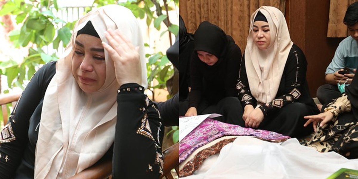 10 Pictures of Annisa Bahar Crying and Staring Blankly at Her Mother's Funeral Home