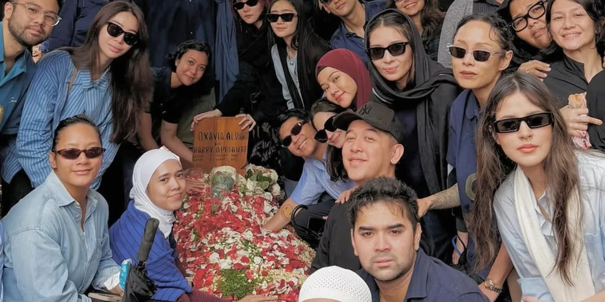 10 Photos of Artists at Vidi Aldiano's Grave, Revealing the Reason for Wearing Blue Clothes Together
