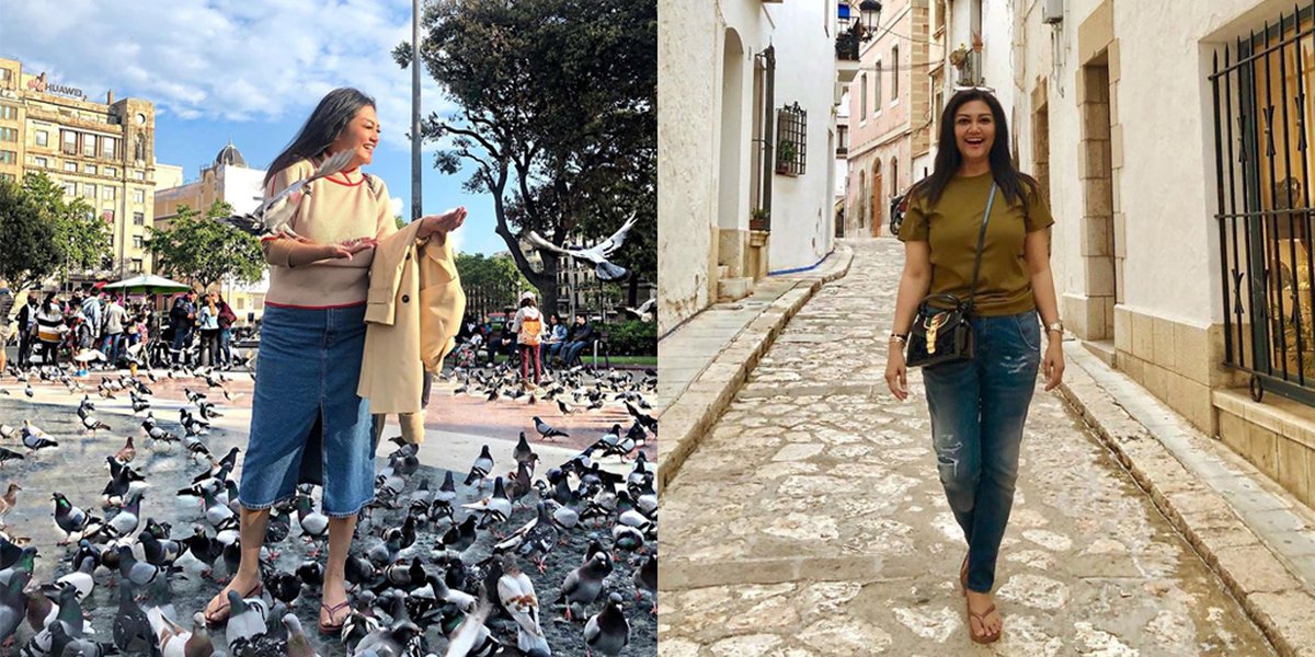 10 Portraits of Bella Saphira's Style on Vacation in Spain, Relaxing with Flip Flops