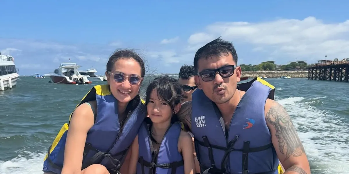10 Vacation Photos of Rio Dewanto with Family, Only Child is All Grown Up
