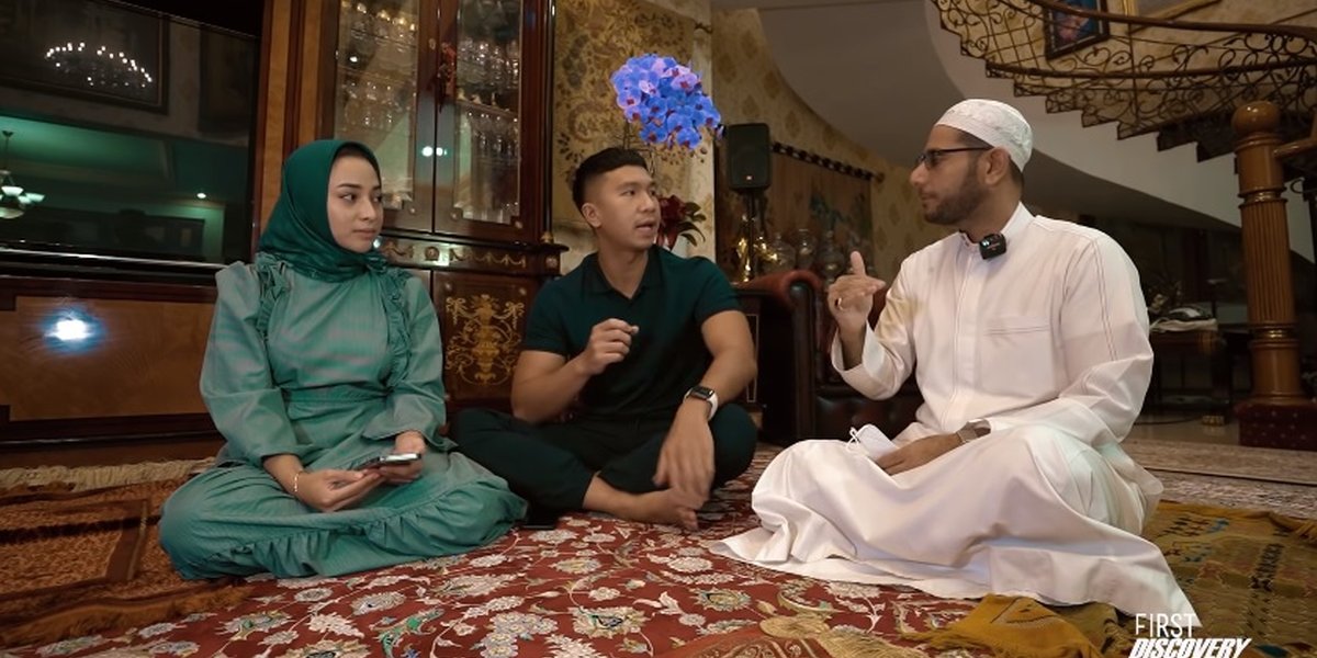 10 Portraits of Nikita Willy and Indra Priawan Breaking the Fast and Performing Tarawih Prayer Together After Marriage