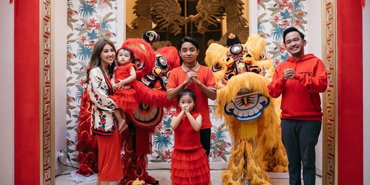 10 Portraits of Sarwendah - Ruben Onsu's Chinese New Year Celebration, Decorating the House with Luxurious Decorations Despite Not Being Able to Invite Guests