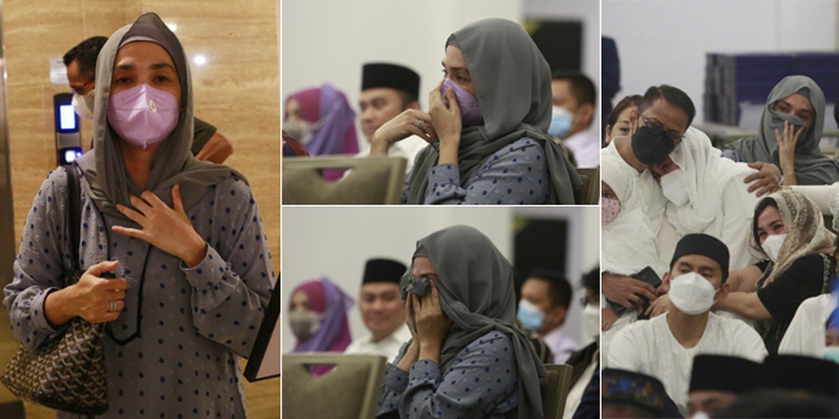 10 Pictures of Ussy Sulistiawaty Crying Sad at the Event of Recitation and Prayer Together for Vanessa Angel