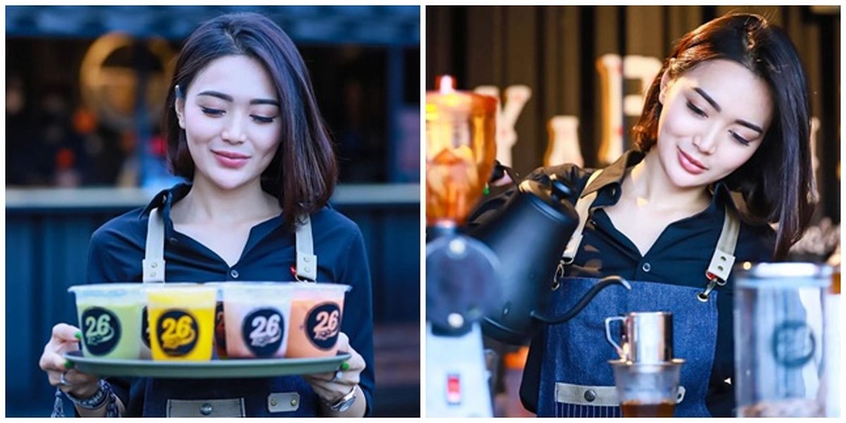 10 Portraits of Wika Salim 'Switching Profession' to Become a Coffee Maker, Preparing Coffee for Customers with a Sweet Smile