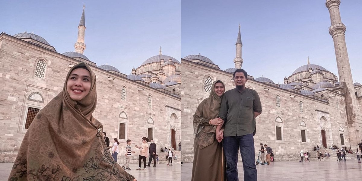 11 Portraits of Oki Setiana Dewi in Istanbul Turkey, Visiting Al-Fatih Mosque - Taking Intimate Photos with Husband Like a Prewedding Again