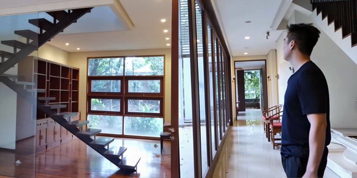 12 Pictures of Baim Wong's New House, Minimalist Style with Wide Glass Windows