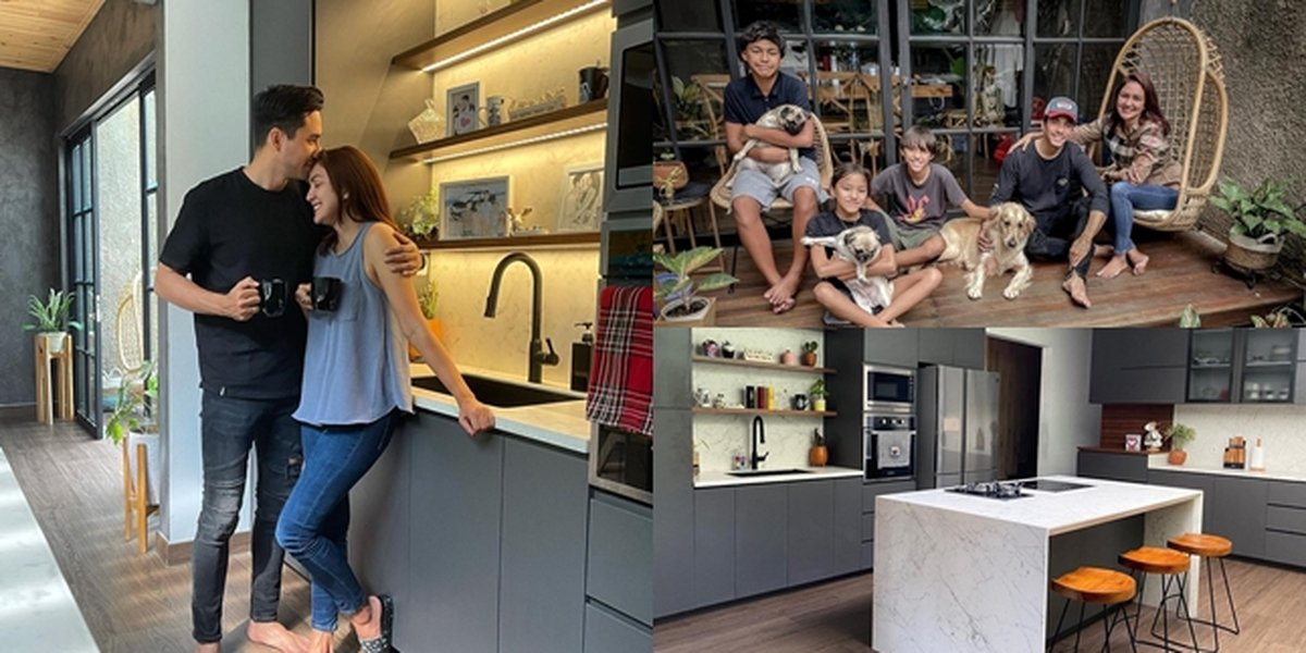 12 Detailed Portraits of Donna Agnesia & Darius Sinatrhrya's Industrial Styled House, Cool and Luxurious Kitchen Becomes the Highlight