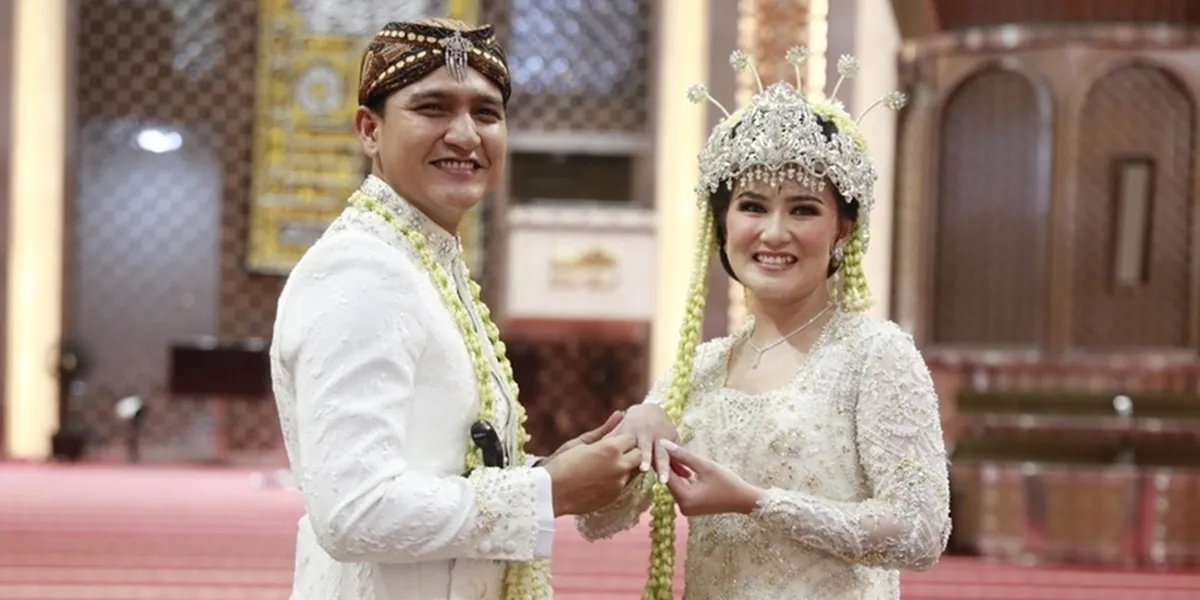 14 Portraits of Masayu Clara & Qausar Harta's Wedding at Istiqlal Mosque, Witnessed by Bamsoet - 30 Mayam Logam Mulia Wedding Dowry
