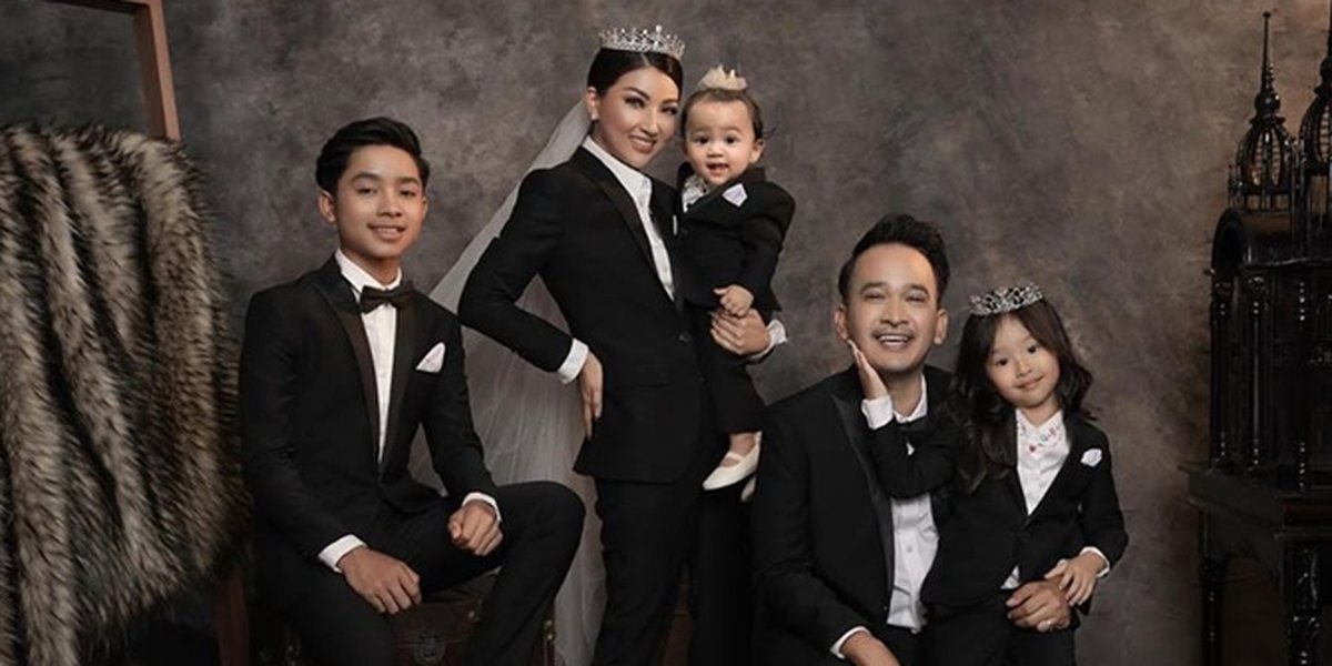 6 Latest Family Portrait Photos of Ruben Onsu's Family, Wearing Matching Suits - Sarwendah Looks Like a Bride