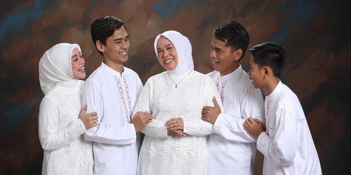 6 Family Eid Photos of Lesti, Rizky Billar Attends Silaturahmi - Warm Togetherness in White Shades