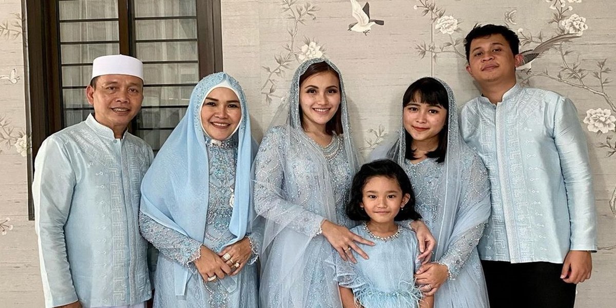6 Portraits of Ayu Ting Ting's Family Gathering, Wearing Her Cancelled Wedding Dress?