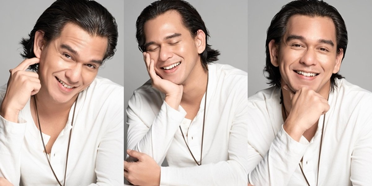 6 Latest Photoshoot Portraits of Rangga Azof, Star of the TV Series 'BUKU HARIAN SEORANG ISTRI', Showing a Sweet Smile - Handsome in White Outfit