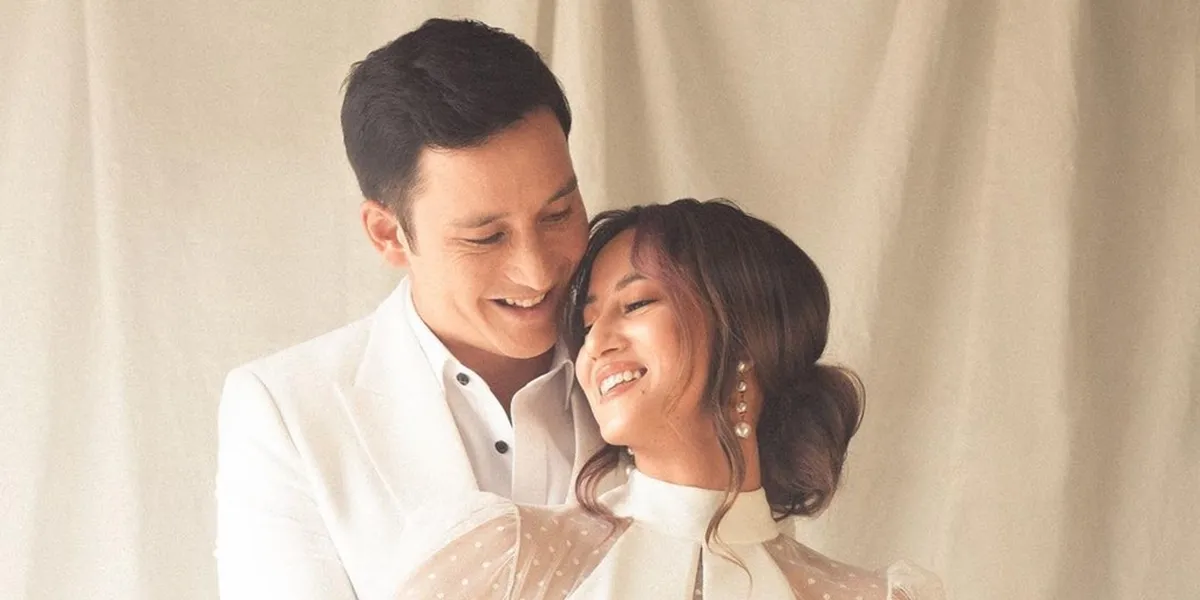 6 Portraits of Mike Lewis and Janisaa Pradja's Prewedding, White-themed - Radiating Happy Smiles