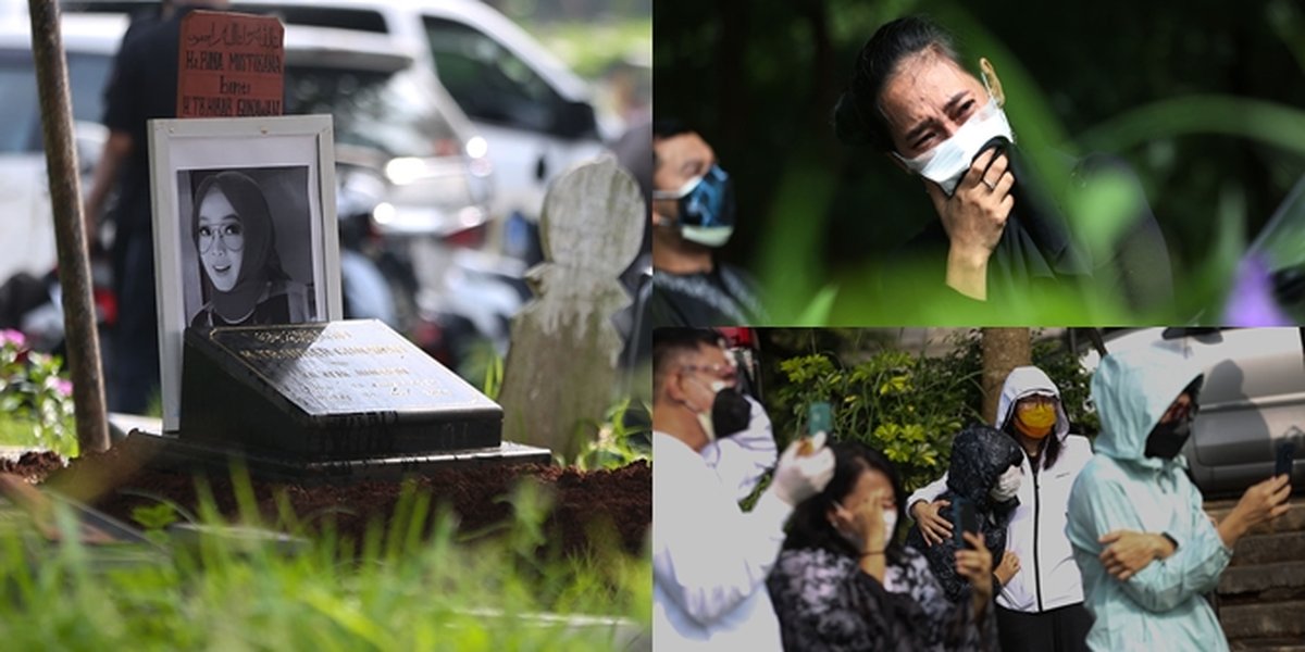 6 Photos of the Atmosphere of Rina Gunawan's Funeral, Filled with Tears of Mourners - Officers Wearing PPE and Sprayed with Disinfectant