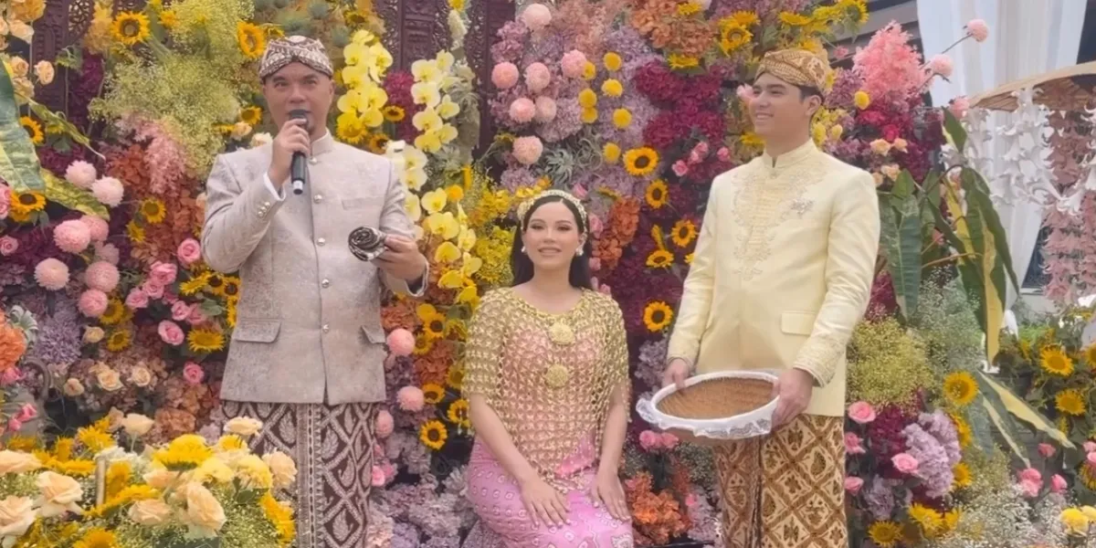 7 Months of Pregnancy for Alyssa Daguise, Maia Estianty & Ahmad Dhani Splashing Flower Water