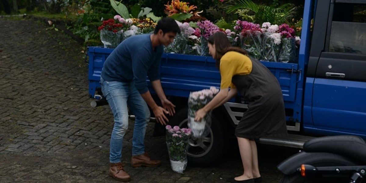 7 Romantic Moments of Dewa and Nana in the TV Series 'BUKU HARIAN SEORANG ISTRI' while Picking Flowers in a Pickup Truck, Helping Each Other - Couple Goals