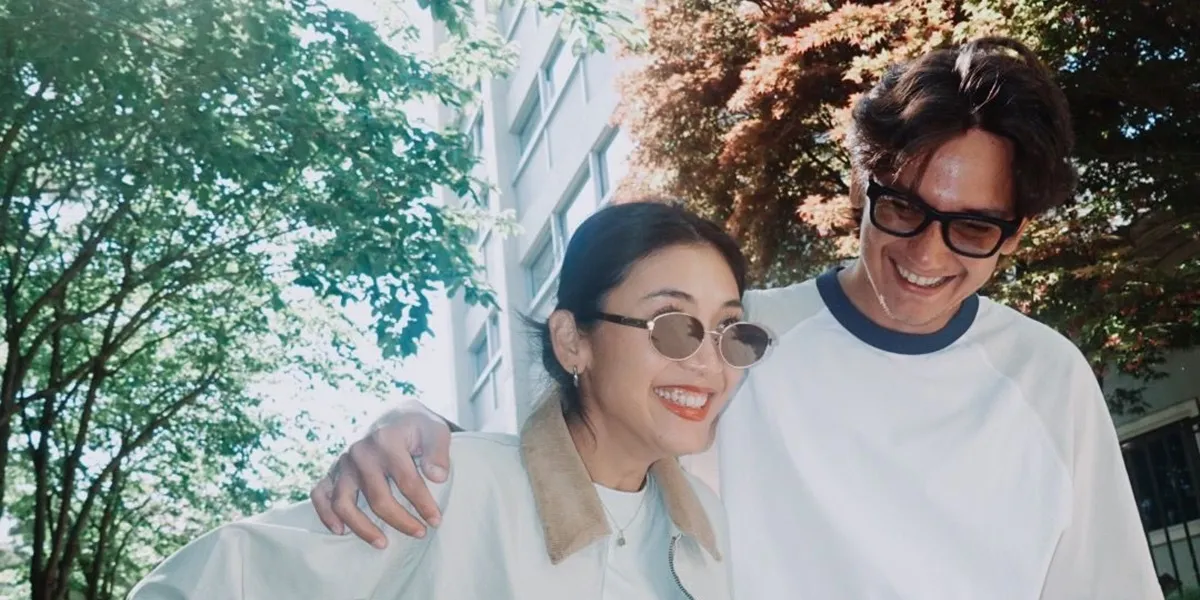 7 Photos of Adipati Dolken's Vacation in Korea with His Wife and Child, Wearing Matching Outfits