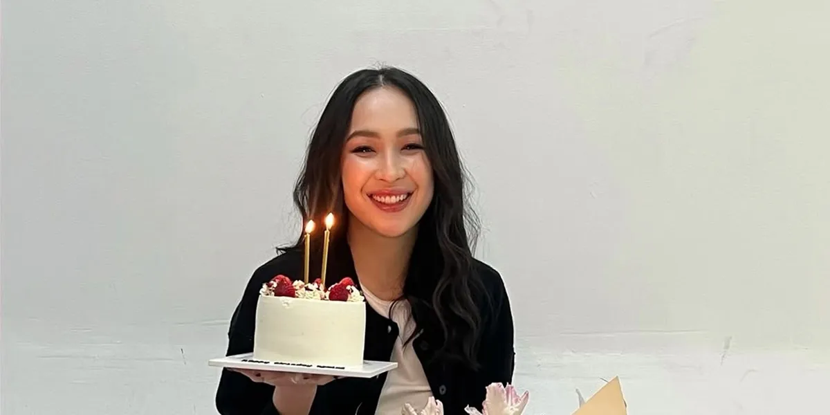 7 Photos of Agatha Pricilla Celebrating Her 28th Birthday, Received Many Cakes and a Bouquet of Flowers