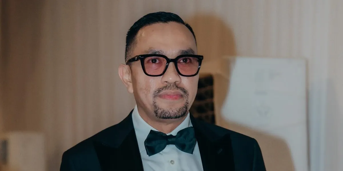 7 Portraits of Ahmad Sahroni While Acting in the Film BEFORE I MET YOU, His Role as Adhisty Zara's Father