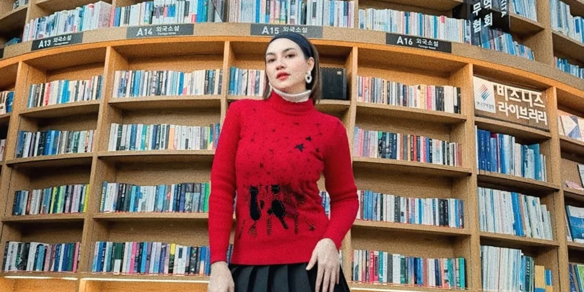 7 Photos of Alessia Cestaro's Photoshoot at Starfield Library Korea, Looking Stylish and Confident