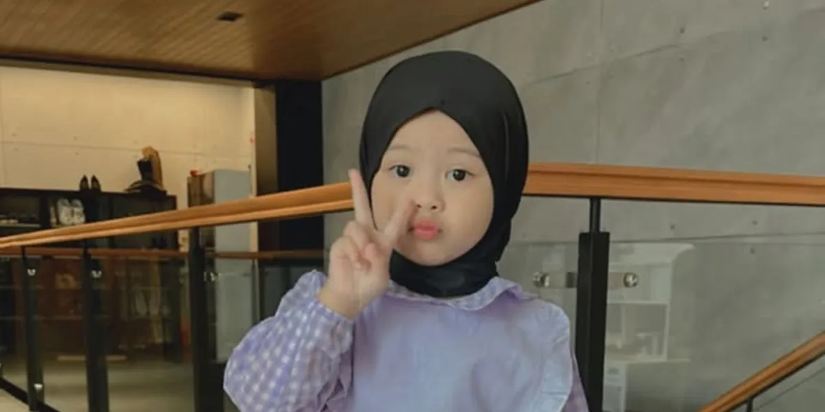 7 Portraits of Ameena, Aurel Hermansyah's Daughter, Getting Ready for Quran Lessons, Adorable in a Hijab
