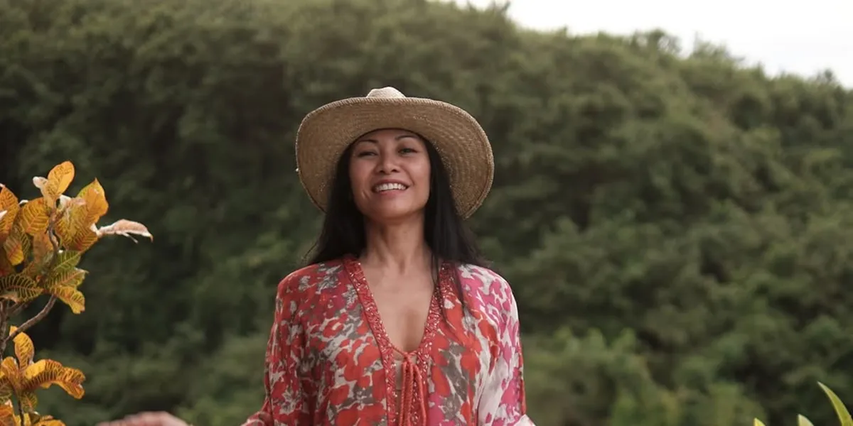 7 Stunning Photos of Anggun Joining the Trend 'What Were You Like in The 90's', Lady Rocker of Her Time