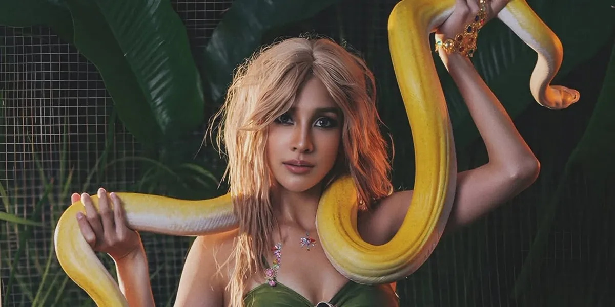 7 Photos of Anya Geraldine Looking Sensational, Cosplaying Britney Spears with a Live Snake for Halloween