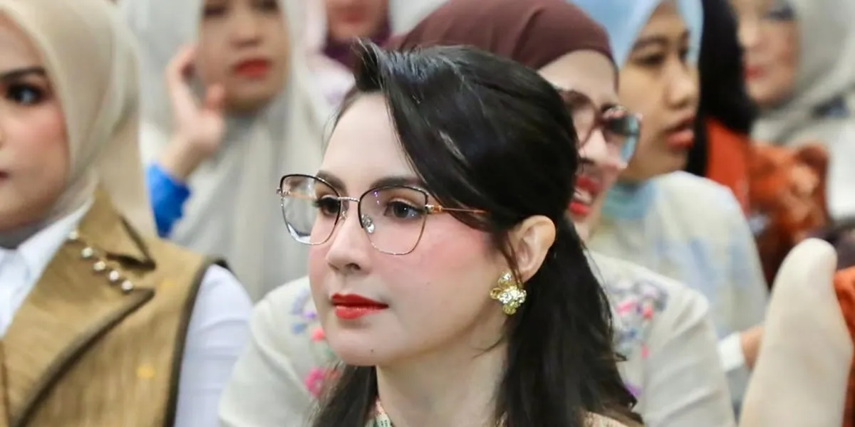 7 Portraits of Arumi Bachsin Wearing a Hijab as a Fashion Show Model, Beautiful Like an Angel