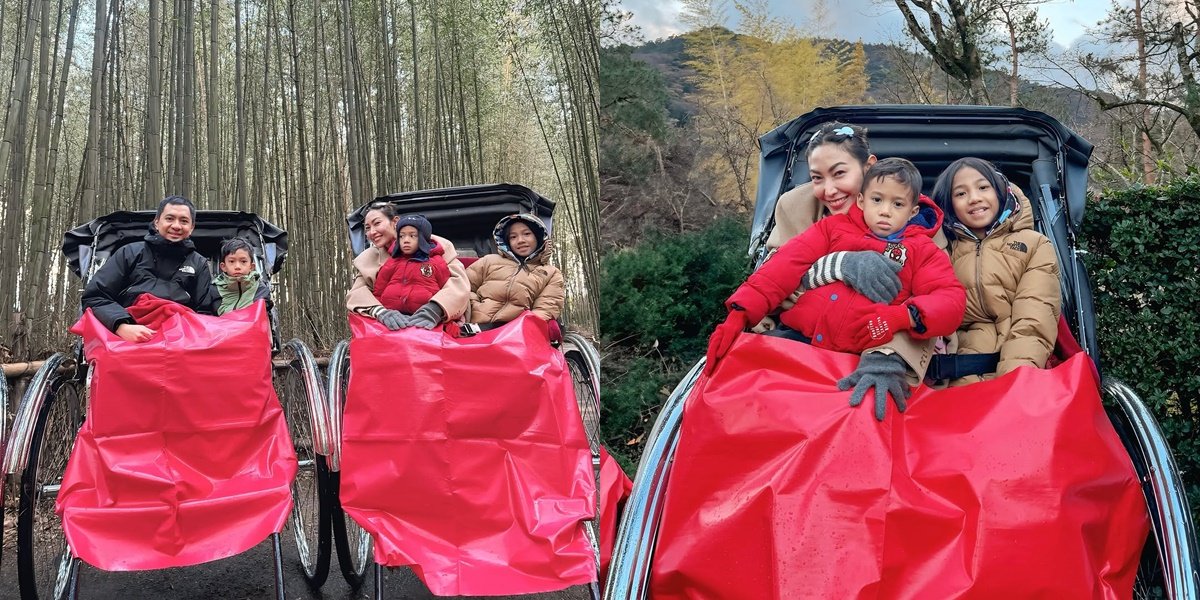 7 Photos of Ayu Dewi and Family Having Fun on a Traditional Rickshaw Ride in Japan, Wearing Thick Jackets During Winter