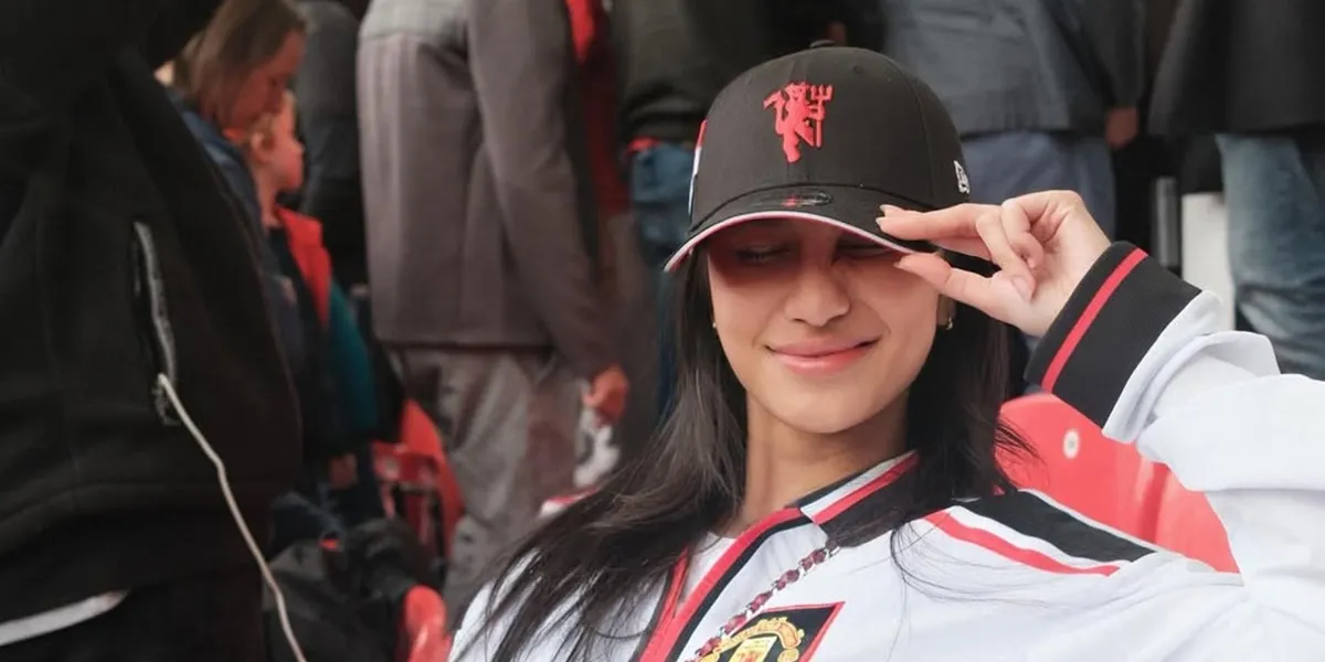 7 Potret Azizah Salsha Nonton MU Langsung di Old Trafford, Dukung Penuh Casemiro