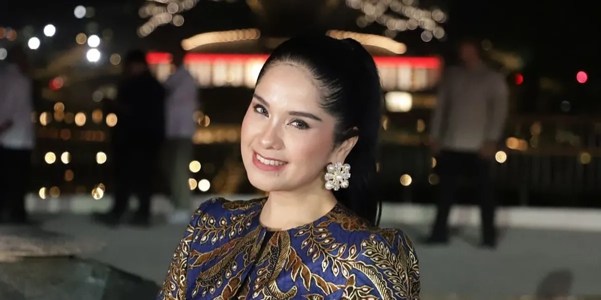 7 Portraits of Annisa Pohan's Baby Bump Growing Larger While Visiting the Grave of Ani Yudhoyono with Family