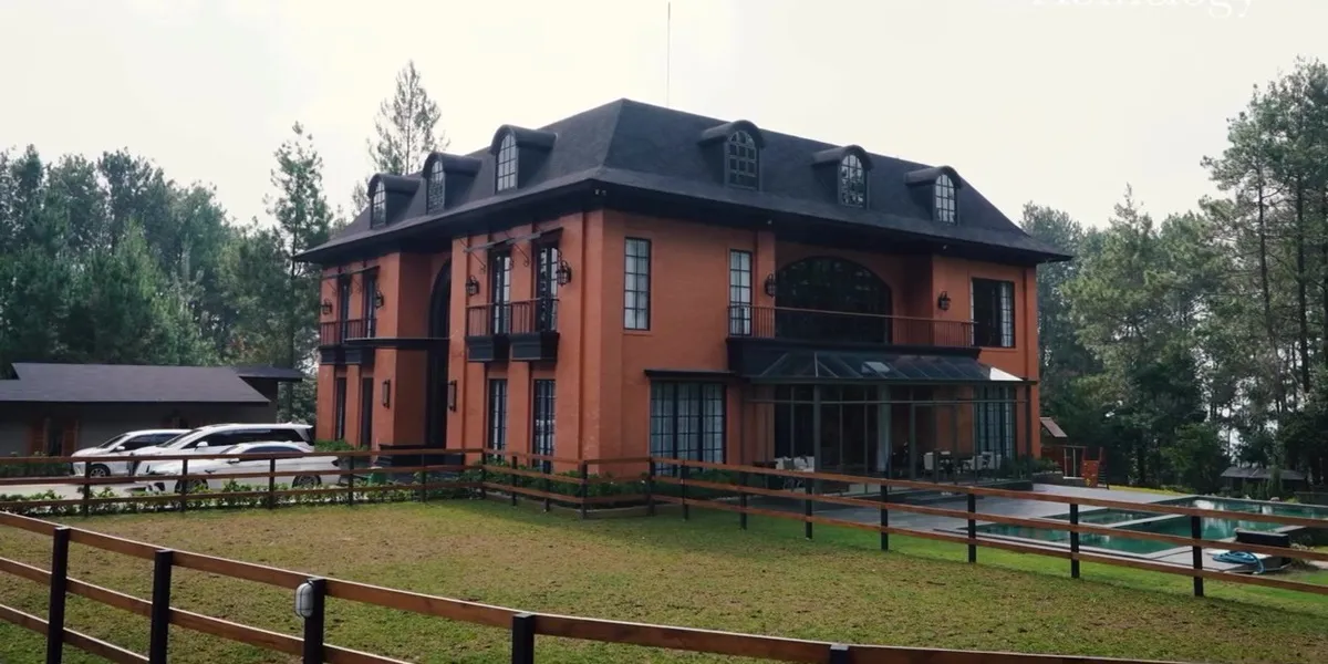 7 Photos of the Front Section of Zaskia Sungkar's Villa with European Style, Beautiful in the Middle of a Pine Forest