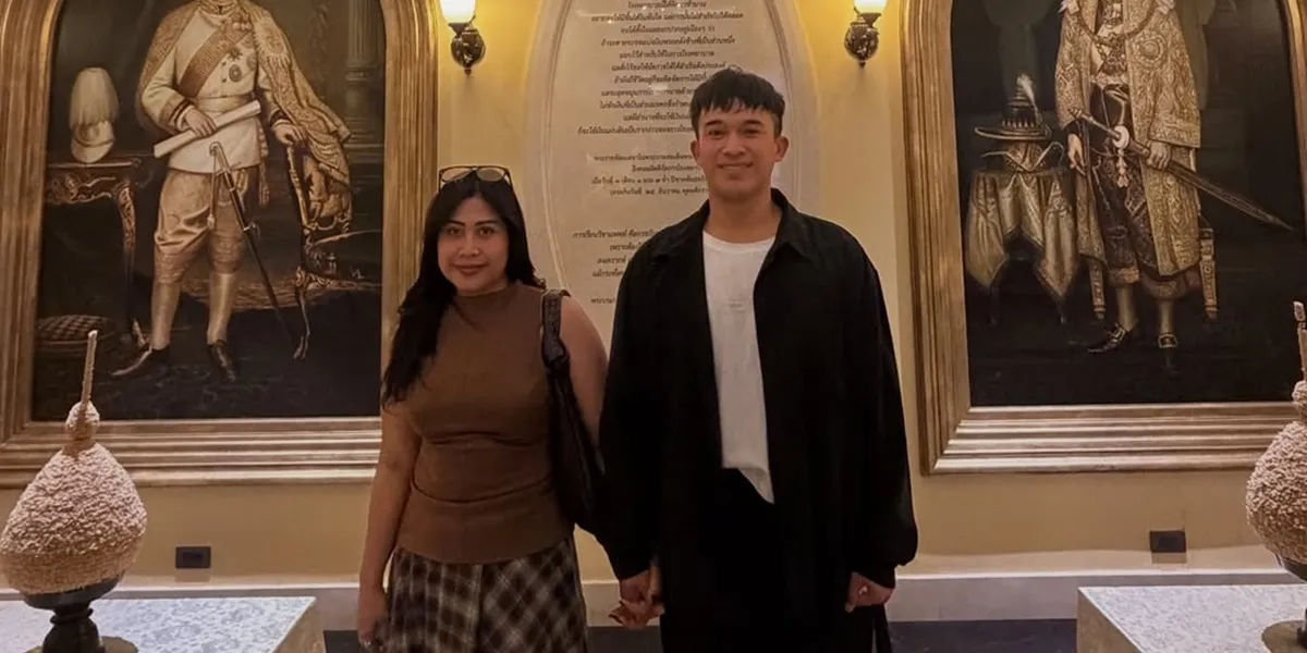 7 Photos of Boiyen and Anwar BAB Vacation in Thailand, Looking Stunning in Traditional Clothes