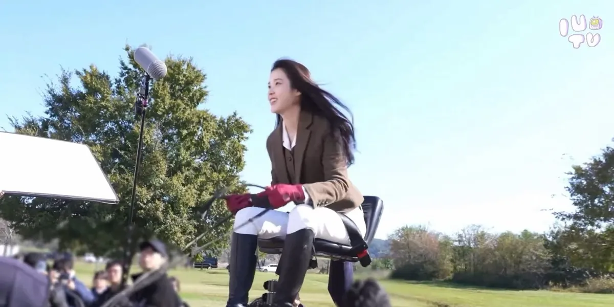 7 Photos of BTS IU during the Horse Racing Scene in the drama PERFECT CROWN, It Turns Out It’s Actually CGI