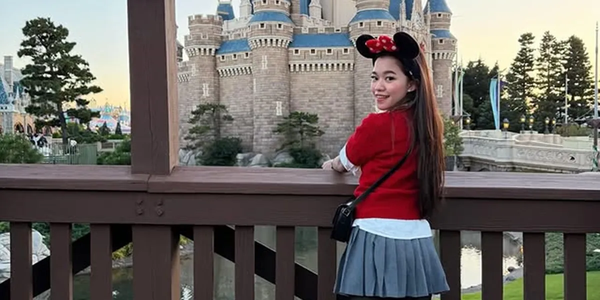 7 Beautiful Photos of Ummi Quary at Disneyland, Calling Her Little Dream Finally Comes True