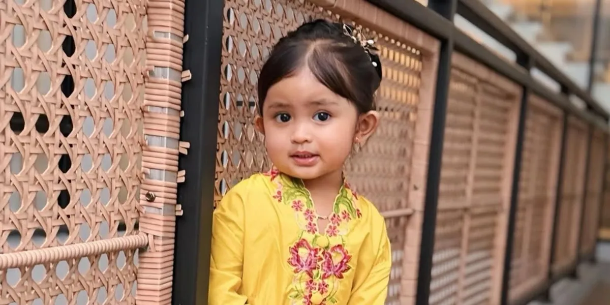 7 Portraits of Cunda Kartini Edition, Adorably Holding a Goldfish