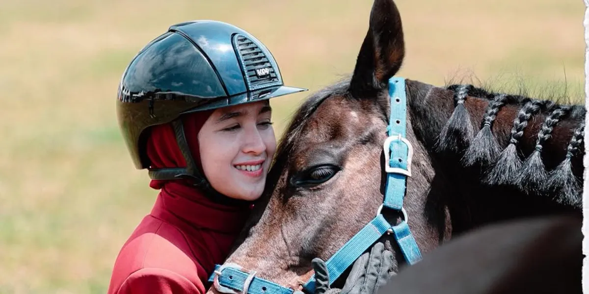 7 Photos of Cut Syifa Participating in the Kartini Cup Horse Riding Competition, Winning Trophies and Medals