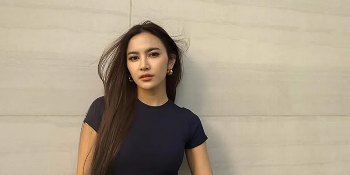 7 Aesthetic Photos of Mahalini's Kitchen, Dominated by Warm Wooden Elements