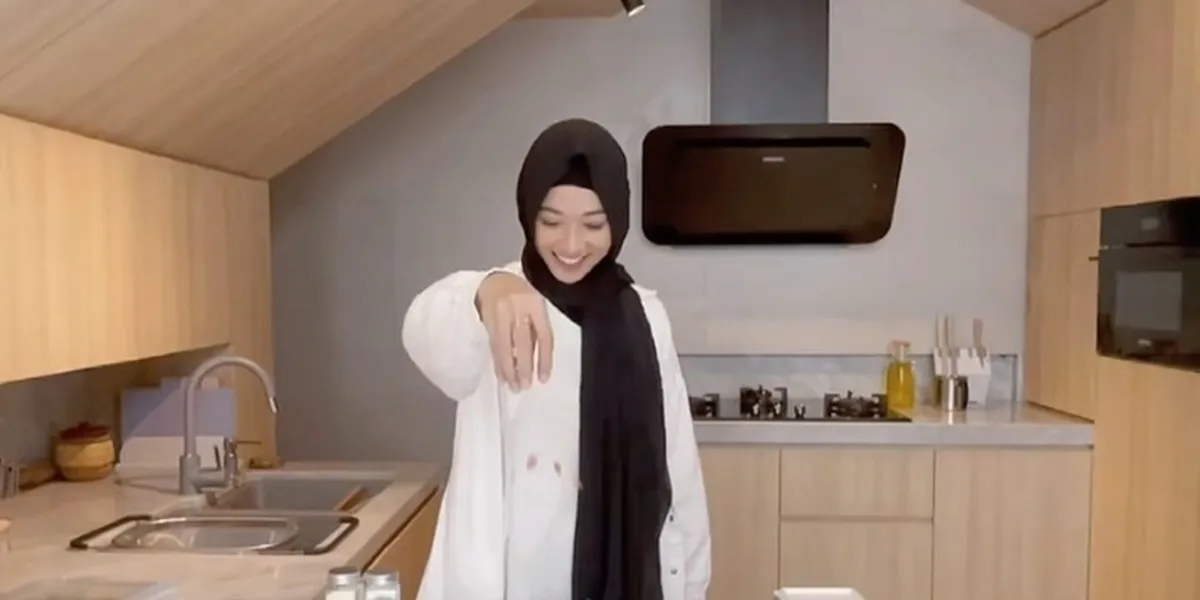 7 Aesthetic Kitchen Photos of Poppy Bunga, Not Too Spacious But Functional