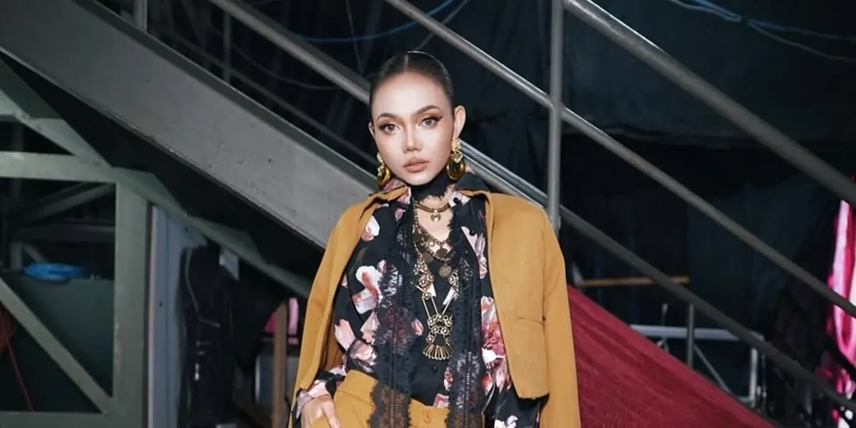 7 Photos of Rina Nose's Kitchen with a Minimalist Design, Dominated by Elegant Emerald Green