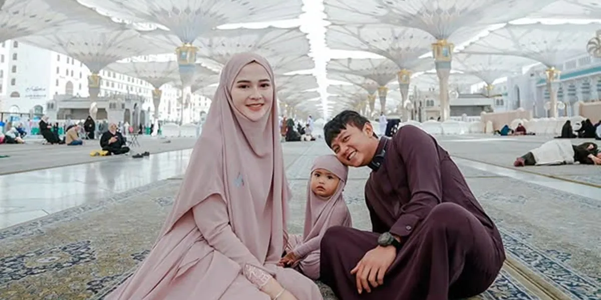 7 Portraits of Denny Caknan Shaving His Head Bald During Umrah, Putting on a Grinning Face While Being Shaved