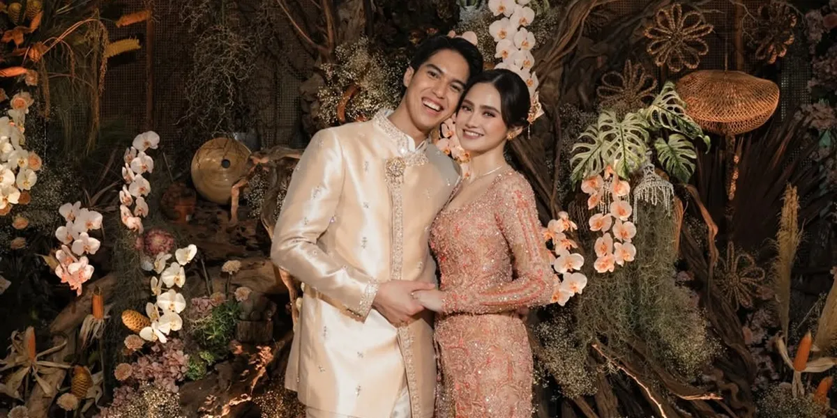 7 Detailed Portraits of Syifa Hadju's Luxurious Reception Dress, Designed by a Renowned Designer