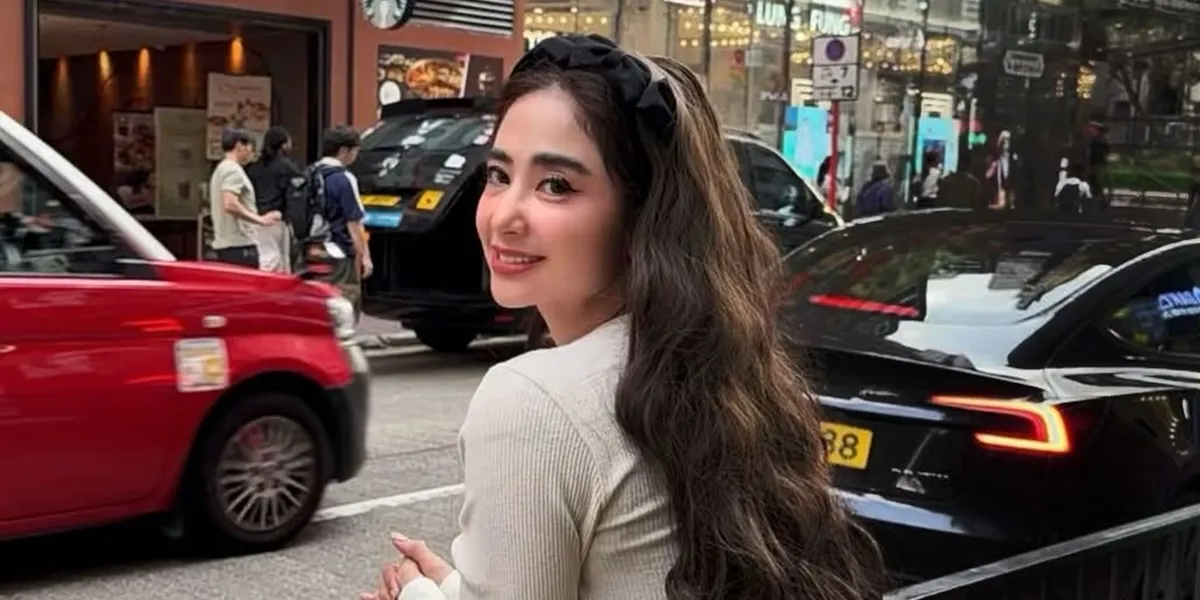 7 Photos of Dewi Perssik's Vacation in Hong Kong, Bringing Along Her 71-Year-Old Mother 