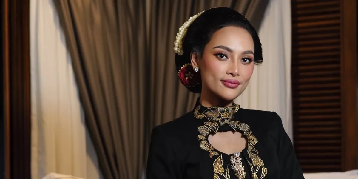 7 Portraits of Erika Carlina at the Tedak Siten Ceremony for Baby Enduw, Her Outfit is Full of Meaning