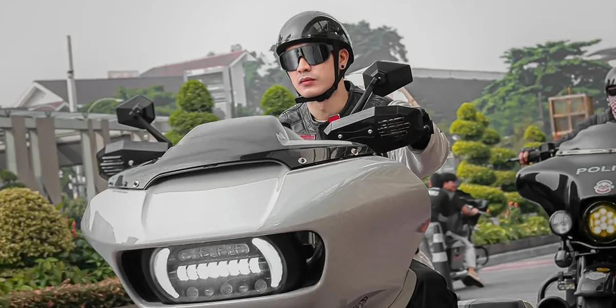 7 Potret Evan Marvino saat Naik Moge, Gaya Motoran Macho Abis