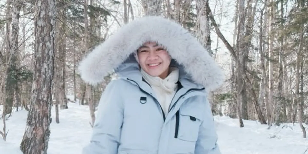 7 Photos of Felicya Angelista and Family Enjoying the Beautiful Sunset at the Peak of Snow Mountain