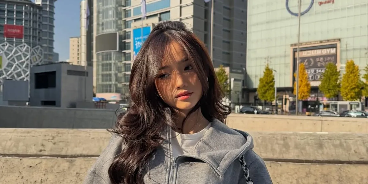 7 Photos of Fuji Trying the Viral Motorbike Shoot Trend in Chongqing, China, Appearing Affectionate